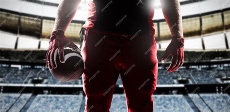 Joueur de football américain contre le poteau de but de rugby dans un ...