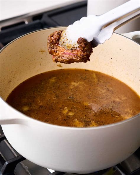 10 Dutch Oven Substitutes - Elise Tries To Cook