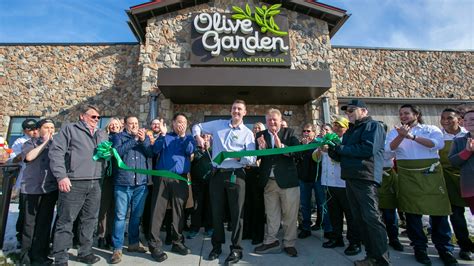 Olive Garden cuts ribbon for new Sheboygan restaurant
