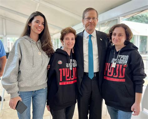 הנשיא נפגש עם אירנה, ילנה וספיר שחזרו משבי החמאס | חמל