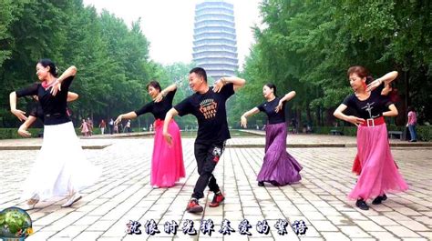 紫竹院广场舞雨夜版《蓝色天梦》，梦璇、金泉和小马老师领跳,舞蹈,广场舞,好看视频