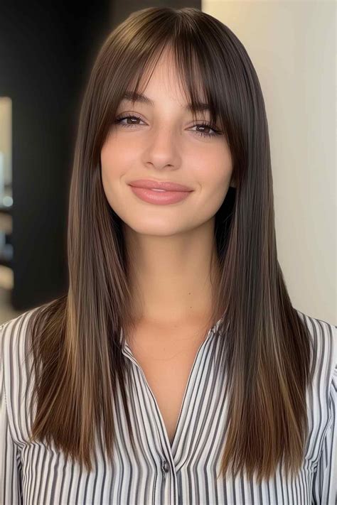25+ Women Prove Curtain Bangs Are Still Trendy in 2025 | Straight hair ...