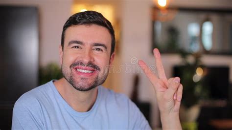 Politician Doing Peace Sign 的图像结果