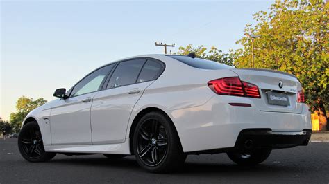 O luxo do BMW 535i M Sport 2015 (F10)