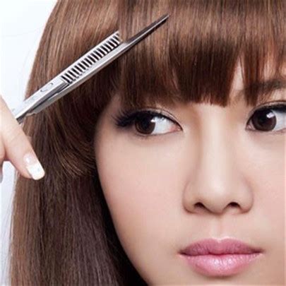 自己怎么剪刘海步骤图解 发型师教你居家剪刘海的简单技巧分享_刘海发型 - 美发站