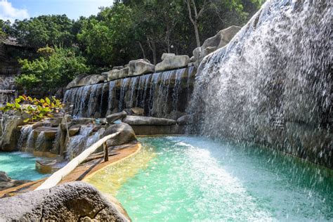https://vietnam.travel/sites/default/files/inline-images/shutterstock_1631558383.jpg