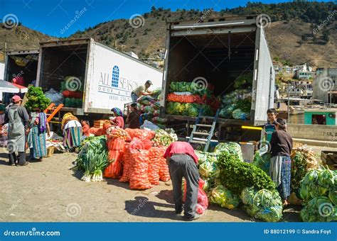Loading Produce Trucks - Guatemala Editorial Stock Image - Image of north, lettuce: 88012199