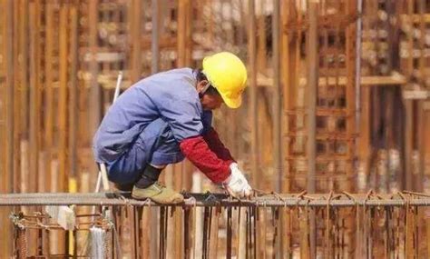 农民工建筑工地干活找对象难，为何还有那么年青人在工地干？_腾讯新闻