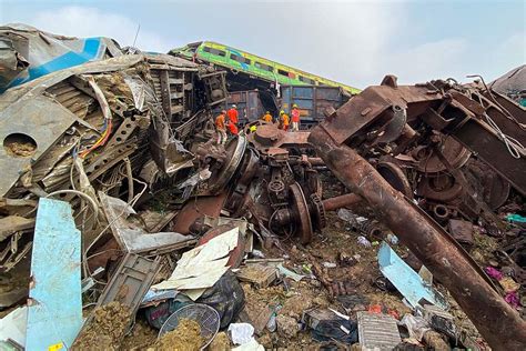 印度两辆火车相撞致70余人死伤(组图)_新闻中心_新浪网