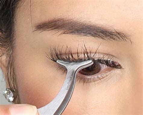Have Trouble Applying False Lashes? We Have 5 Tricks For You! | Herzindagi