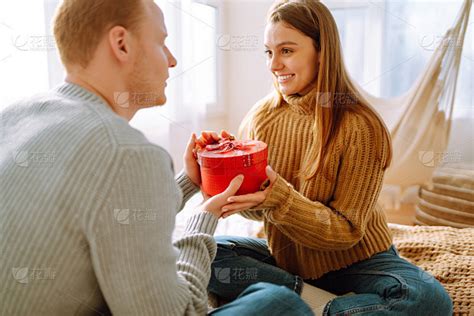 定亲交换什么礼物最新素材