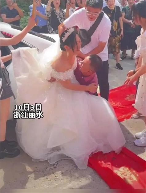 38岁新娘回应14岁儿子抱自己出嫁：新郎抱不动 - 万维读者网