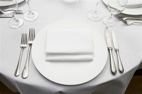 Restaurant Table Setting 的图像结果