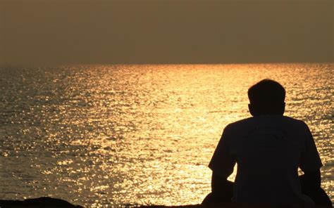 一个人背对大海的图片一个人背对大海的图片男2022已更新今日更新