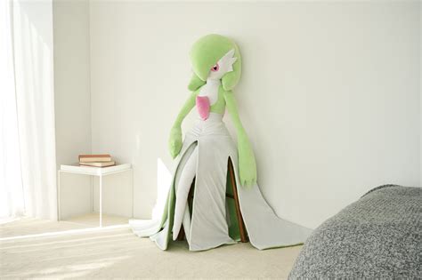 Pokémon Company announces life-size Gardevoir plush, reactions are ...