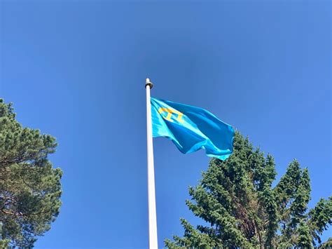 По всему миру поднимают национальный флаг крымских татар ...