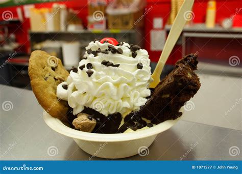 冰淇凌圣代冰淇淋 库存照片. 图片 包括有 牌照, 棍子, 食物, 圣代冰淇淋, 弯脚的, 上漆, 草本 - 29196200