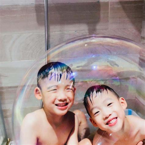 范玮琪给双胞胎儿子洗澡 飞飞翔翔一起玩泡泡笑得超开心