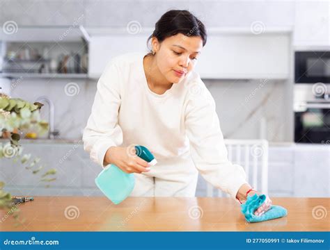 Mujer Joven Limpiando Superficies De Cocina Con Trapo Y Detergente ...