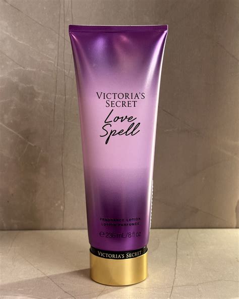 Crema Corporal Love Spell De Victoria’s Secret 236ml – Perfumarte VIP - vs love spell