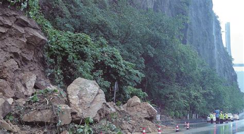 重庆山区道路再响警报：涪陵亚大路落石封锁，车辆紧急停驶
