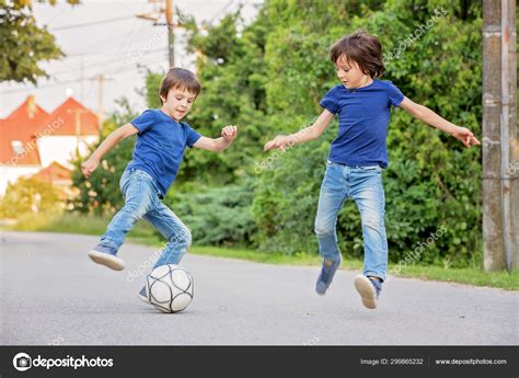 Playing Football 的图像结果