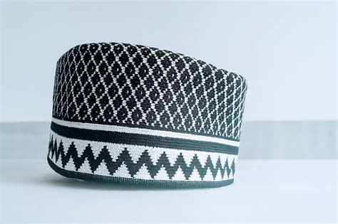 Razvi Barkati Topi Black & White – Islamic Cap