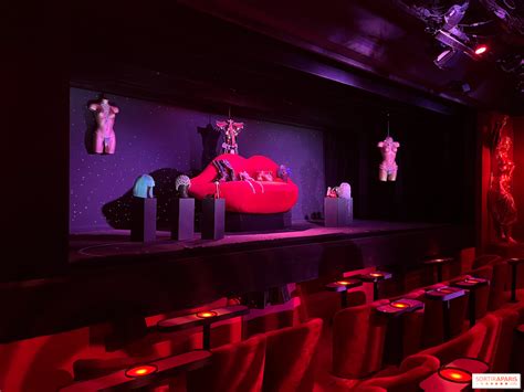 Le Crazy Horse, l’un des cabarets les plus emblématiques de Paris ...