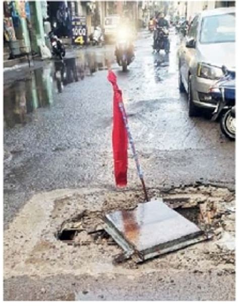 Following the landslide, the metro soil spread on the road, the drivers ...