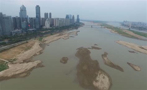 赣江上游遭遇持续干旱天气 大片河床裸露-搜狐大视野-搜狐新闻