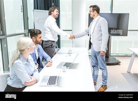Business People Greeting 的图像结果