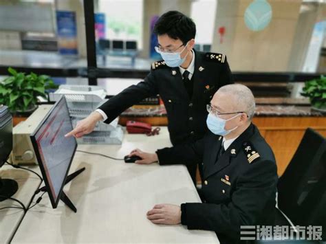 原产地证书自助打印实施一周年 重庆海关近13000份原产地证书“出炉”__凤凰网
