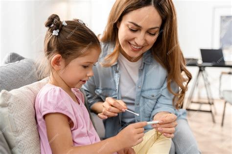 Mom doing a home covid test to her daughter | Premium Photo