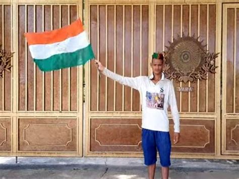 इसे कहते हैं जबरा फ़ैन! धोनी से मिलने के लिए हरियाणा से रांची 1436 KM ...