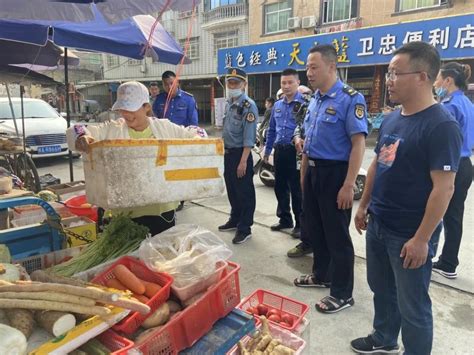 今日老区-松港街道开展违规占道经营、乱摆摊整治行动