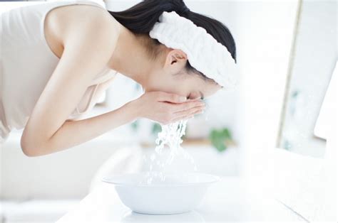 洁面乳怎么用才正确，洁面乳洗脸的注意事项_伊秀美容网|yxlady.com