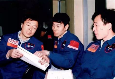 56岁邓清明圆梦“神十五”，中国首批航天员的故事好燃__财经头条