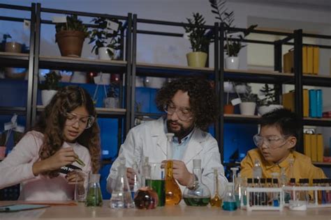 What makes a good science teacher? - Twinkl