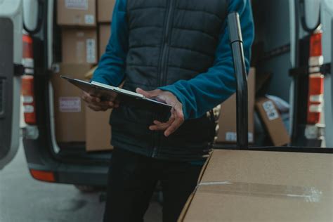 Does Amazon Hire Felons in 2026? | Felony Hiring & Background Check Policy
