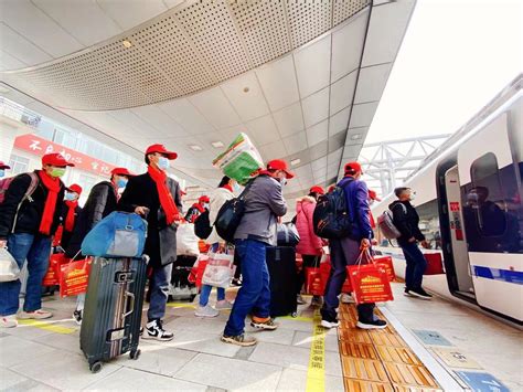 云南铁路开行首趟务工专列 600名务工人员乘坐返岗_新闻宣传 云南人力资源和社会保障网