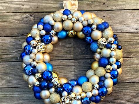 Christmas doors wreaths balls – Artofit