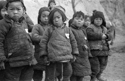老照片：1946年湖南大饥荒，路边树皮被啃光，灾民表情痛苦 - 每日头条
