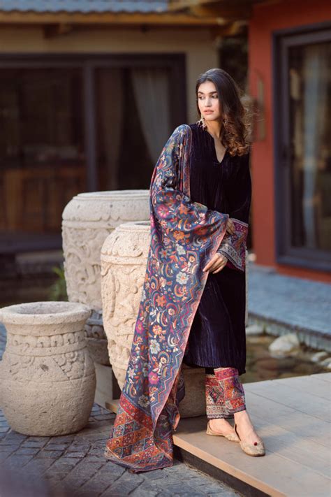 Shop Black Tan Woven Shawls for Women Online – INCHING INDIA