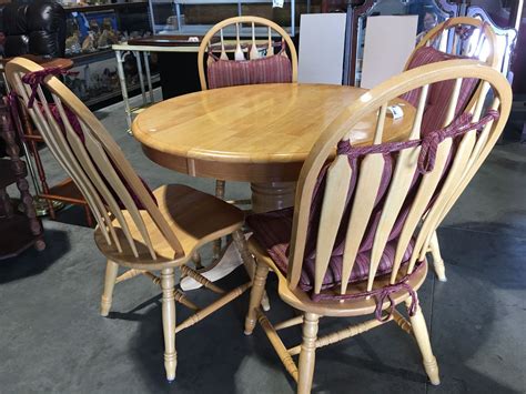 Small Round Pine Kitchen Table – Timeless Rustic Style for Modern Homes