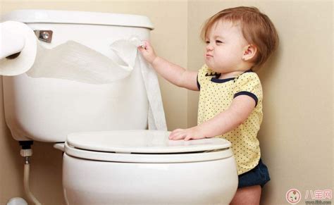 几岁开始训练宝宝大小便 如何带宝宝练习坐盆上厕所 _八宝网