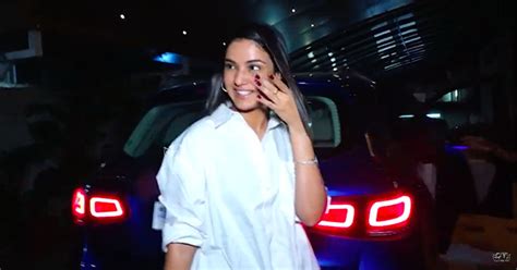Jasmin Bhasin Seen with her Rs 70 Lakh Mercedes GLC 220D » Car Blog India