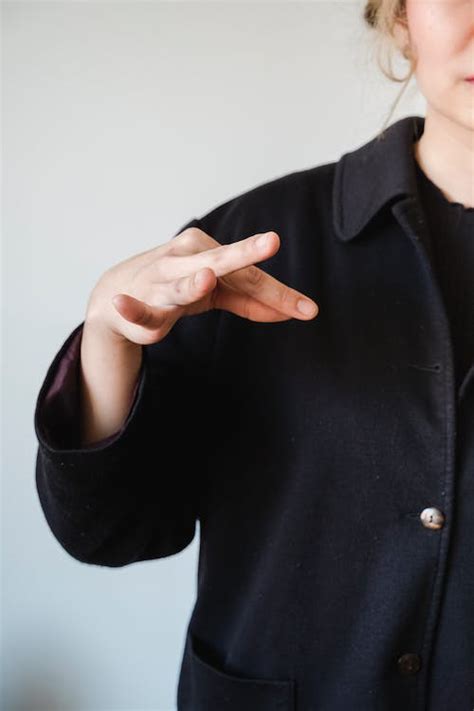 Person Doing Sign Language 的图像结果