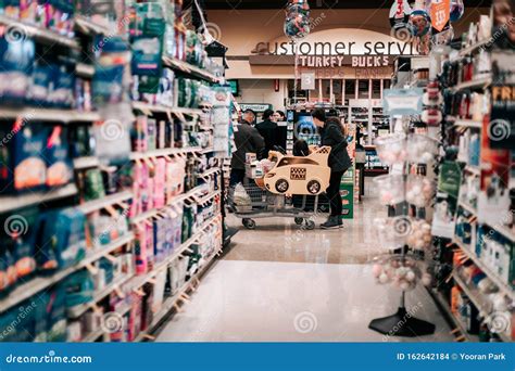 Customers Shopping at Safeway Supermarket Chain in Oregon Editorial ...
