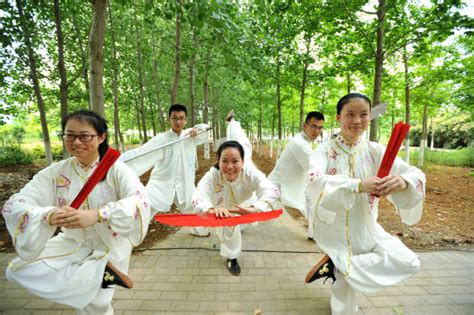 大学生练习传统保健功法