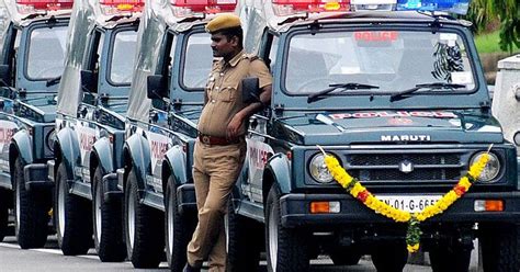 Alert Policeman Saves A Man Suffering From Cardiac Arrest In His Car In ...